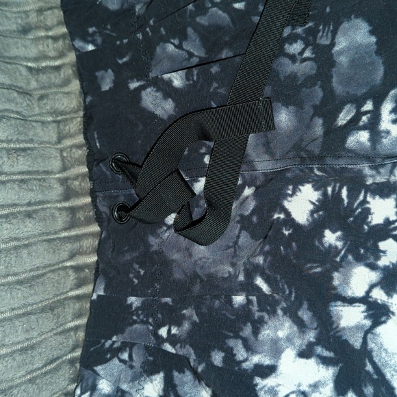 Lululemon Cuffed shorts with pleats. - Picture 3 of 6